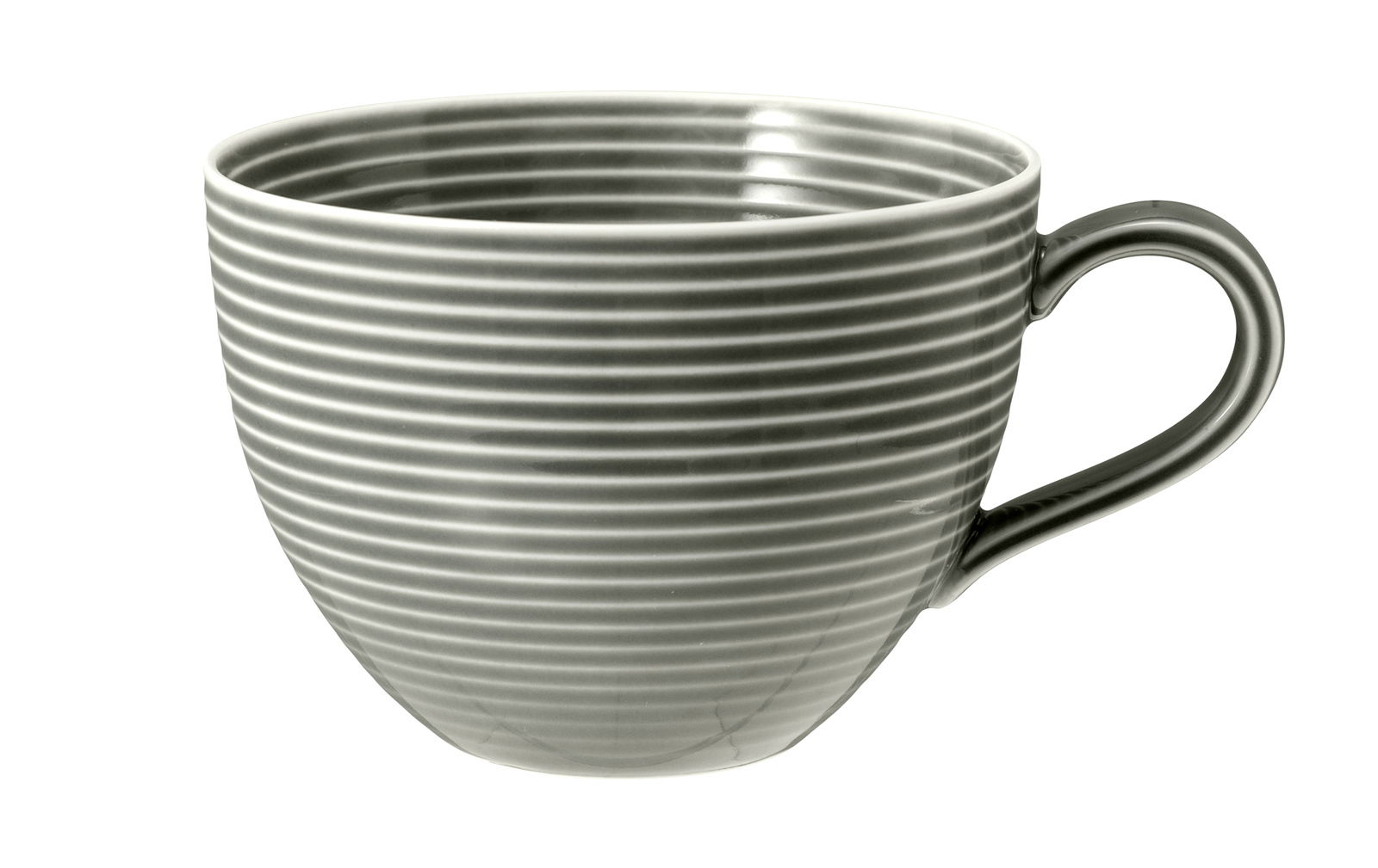 Graue Milchkaffeetasse mit horizontalen Streifen, seitliche Perspektive
