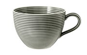 Graue Milchkaffeetasse mit horizontalen Streifen, seitliche Perspektive