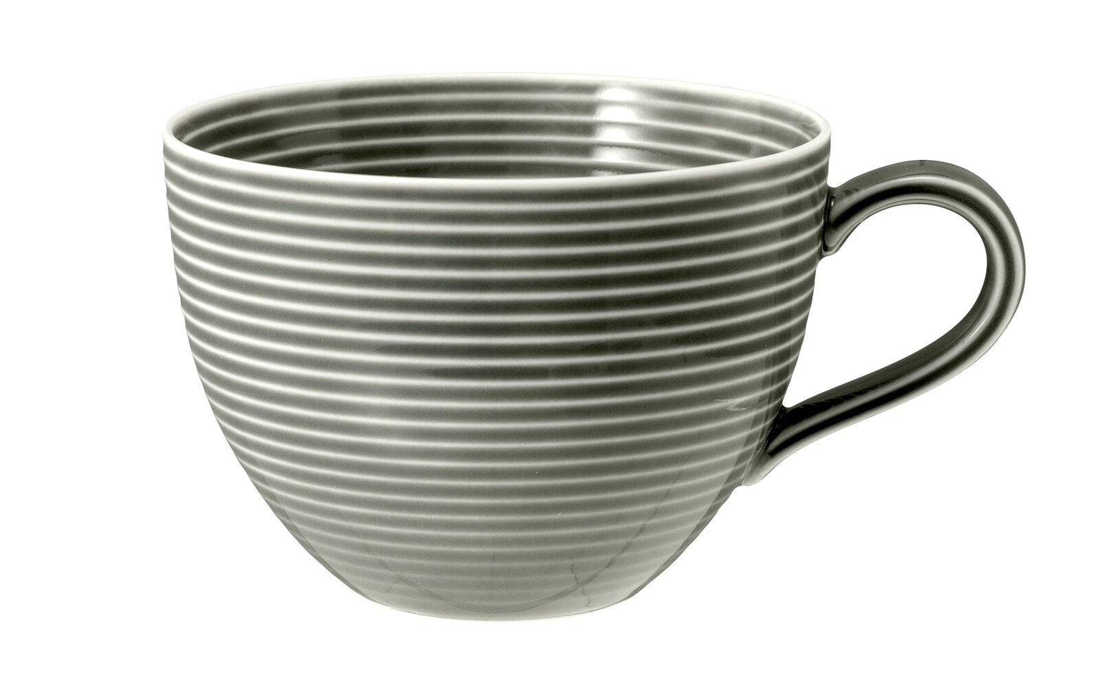 Graue Milchkaffeetasse mit horizontalen Streifen, seitliche Perspektive