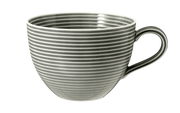 Graue Milchkaffeetasse mit horizontalen Streifen, seitliche Perspektive