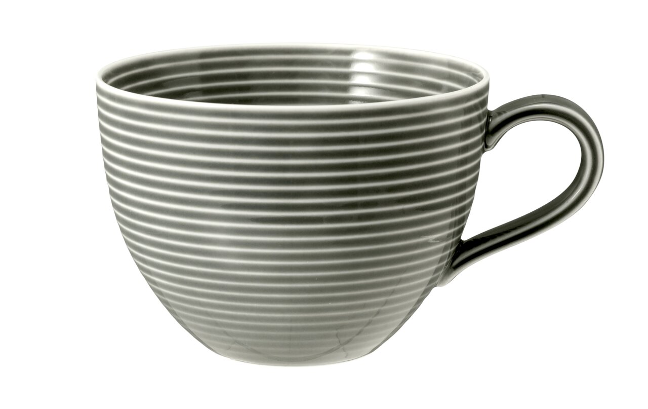 Graue Milchkaffeetasse mit horizontalen Streifen, seitliche Perspektive
