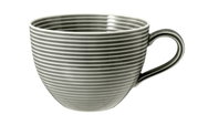 Graue Milchkaffeetasse mit horizontalen Streifen, seitliche Perspektive