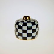 Handbemalte Vase Harlekin mit schwarz-weißem Karomuster und goldener Öffnung, frontal fotografiert.