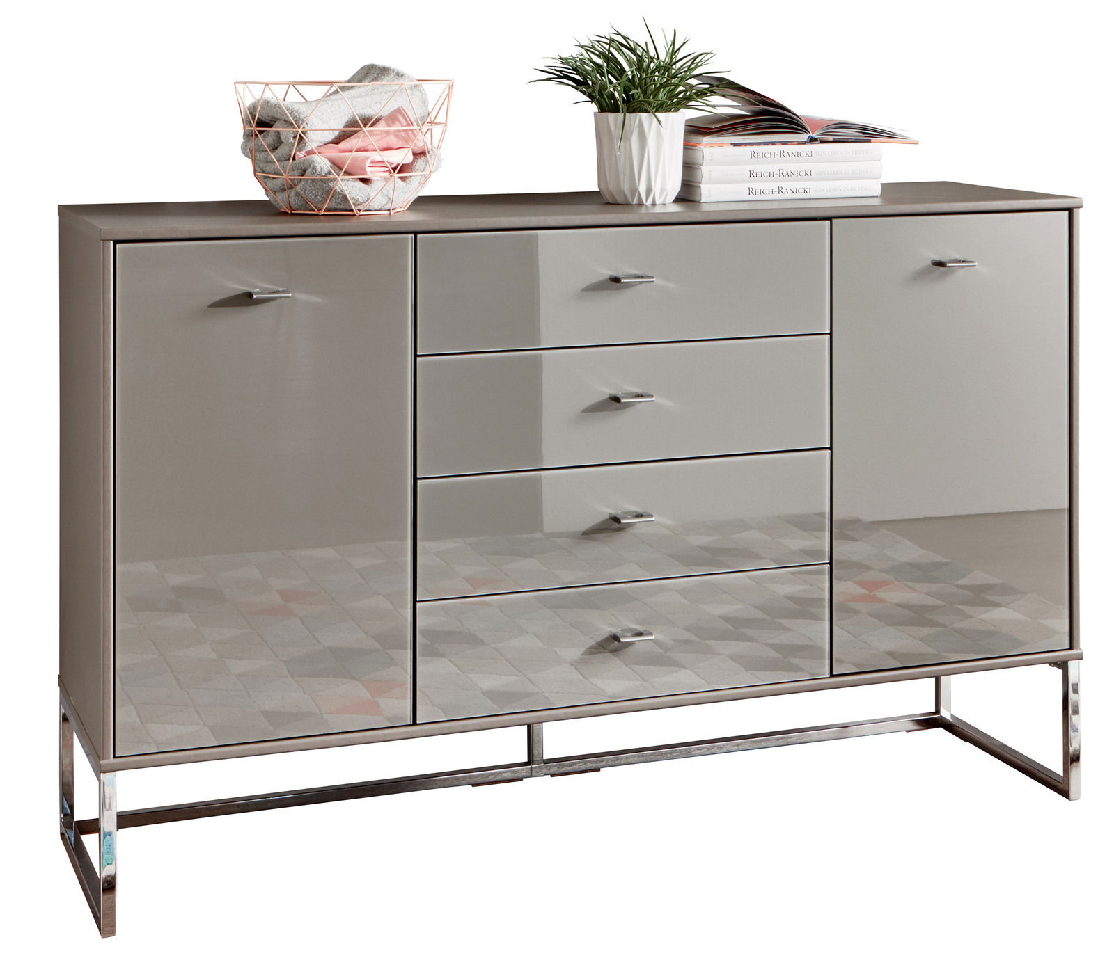 Moderne Kombikommode mit glänzender Oberfläche, zwei Türen und vier Schubladen, frontal abgebildet. Dekoriert mit einem Drahtkorb, Pflanzen und Büchern.