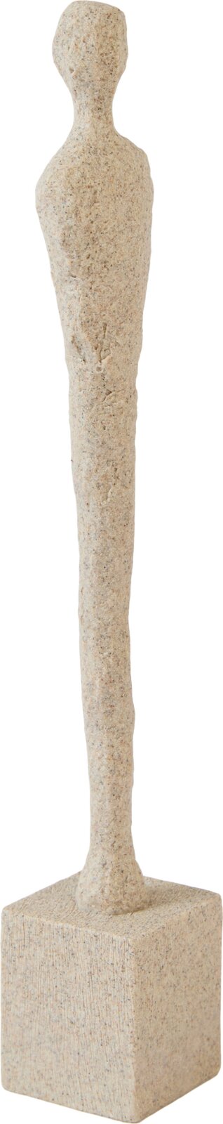Abstract beige sculptuur van een slanke menselijke figuur op een vierkante sokkel, vanuit schuin vooraanzicht