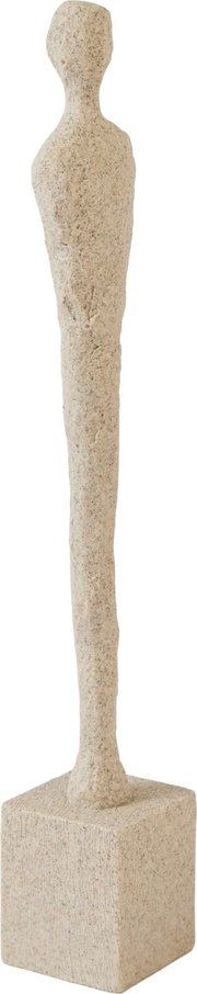 Abstract beige sculptuur van een slanke menselijke figuur op een vierkante sokkel, vanuit schuin vooraanzicht
