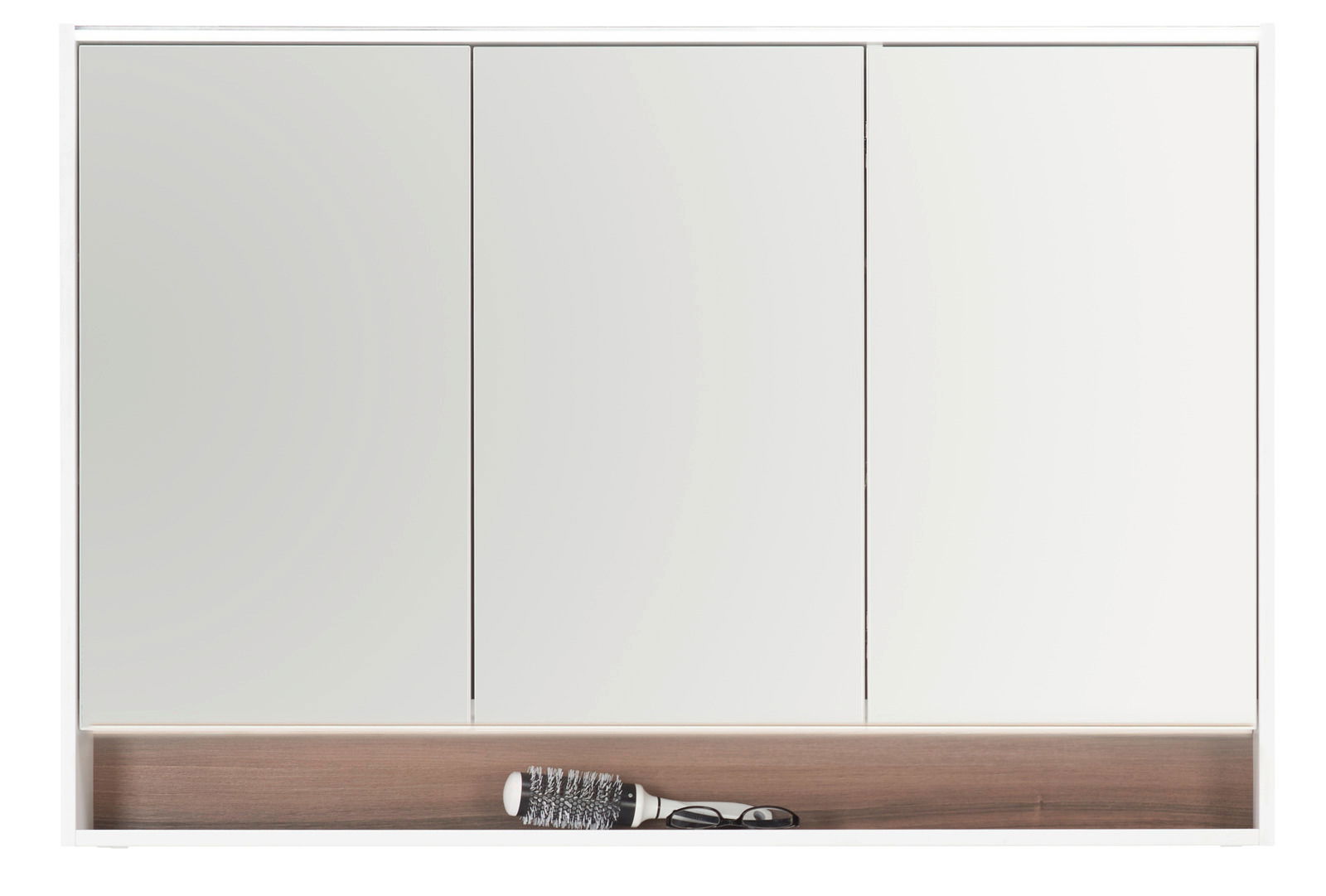Voleo Spiegelschrank FREYA Frontalansicht eines Spiegelschranks mit drei Türen und einem offenen Fach darunter, in dem eine Haarbürste und eine Brille liegen.