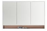 Frontalansicht eines Spiegelschranks mit drei Türen und einem offenen Fach darunter, in dem eine Haarbürste und eine Brille liegen.