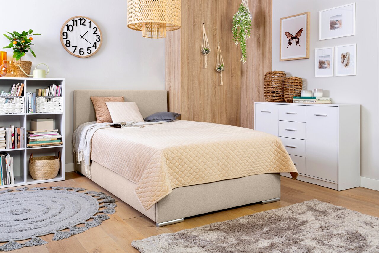 Gemütliches Schlafzimmer mit Boxbett 120 in Beige, umgeben von moderner Dekoration und Möbeln, aus seitlicher Perspektive fotografiert.