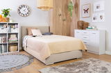 Gemütliches Schlafzimmer mit Boxbett 120 in Beige, umgeben von moderner Dekoration und Möbeln, aus seitlicher Perspektive fotografiert.