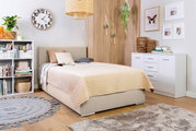 Gemütliches Schlafzimmer mit Boxbett 120 in Beige, umgeben von moderner Dekoration und Möbeln, aus seitlicher Perspektive fotografiert.