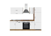 Moderne Küchenzeile in Weiß mit Holzakzenten, bestehend aus Hängeschränken, Herd, Spüle und Dunstabzugshaube, frontal abgebildet.