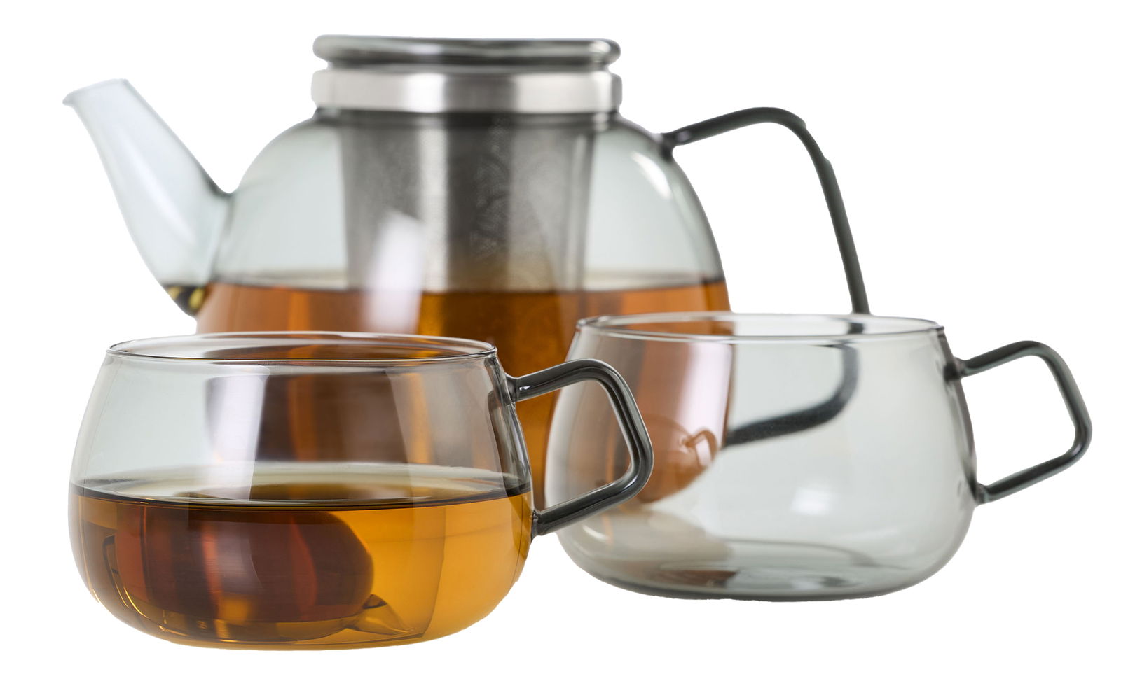 Ad Hoc Tassen 2-tlg. YUNA Zwei transparente Tassen mit Henkel, gefüllt mit Tee, und eine Teekanne im Hintergrund, seitliche Perspektive.