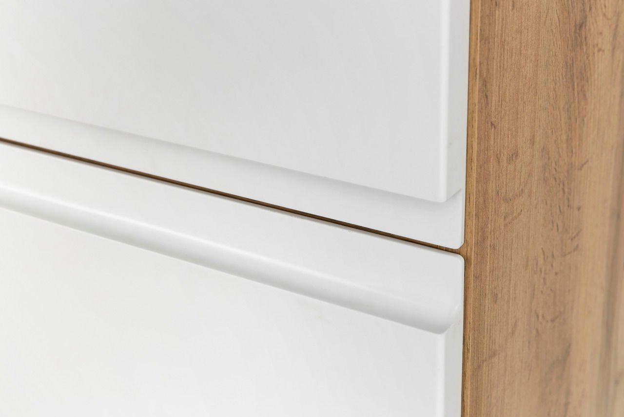Nahaufnahme eines Hochschranks mit weißen Fronten und Holzseitenansicht, perspektivisch von der Seite aufgenommen.