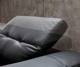 Nahaufnahme eines verstellbaren Kopfstütze eines schwarzen Ledersofas, seitliche Perspektive.