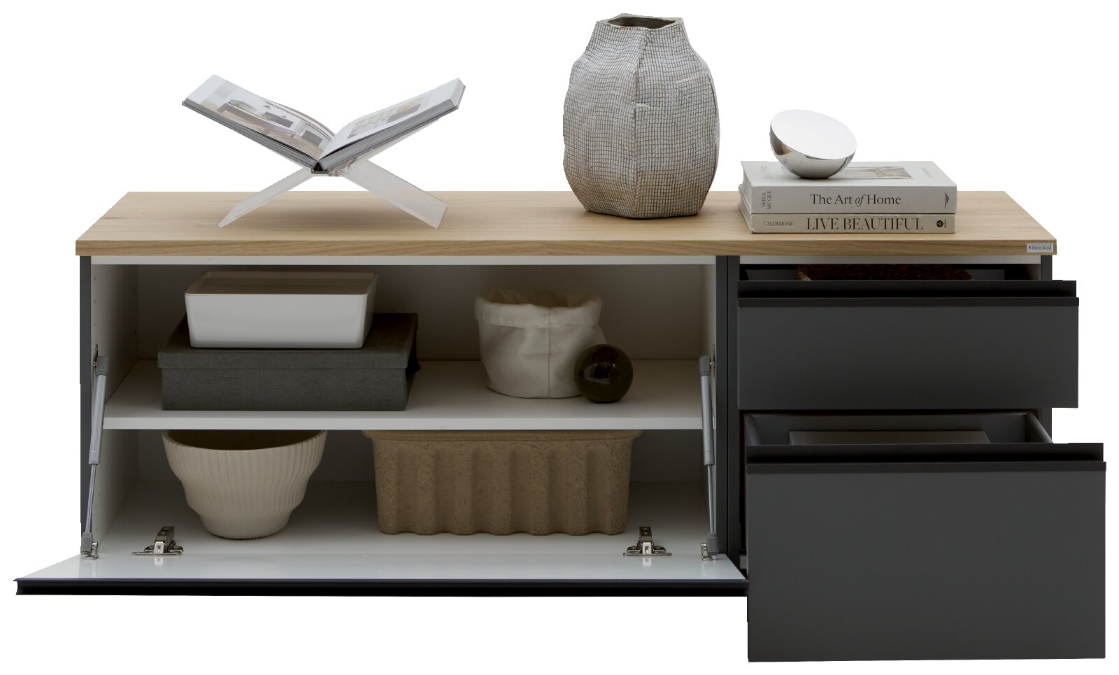 Modernes Sideboard mit Holzplatte und anthrazitfarbenen Schubladen, links offene Klapptür mit Regalfächern und Aufbewahrungsboxen, dekoriert mit Buchständer, Vase und Büchern Perspektive: frontale Ansicht.