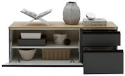 Modernes Sideboard mit Holzplatte und anthrazitfarbenen Schubladen, links offene Klapptür mit Regalfächern und Aufbewahrungsboxen, dekoriert mit Buchständer, Vase und Büchern; Perspektive: frontale Ansicht.