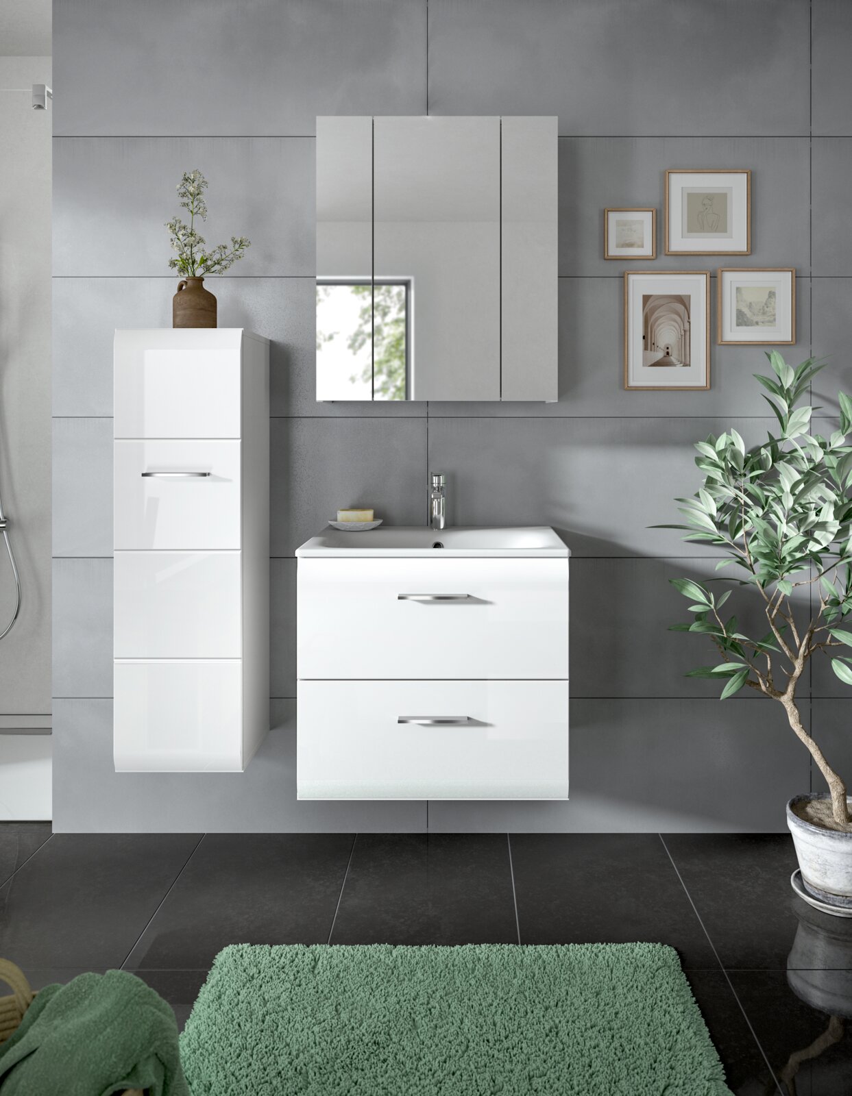 Modernes Badezimmer-Set mit weißem Waschtischunterschrank mit zwei Schubladen, Waschbecken und Armatur, passendem Spiegelschrank sowie hohem Hängeschrank vor grauer Fliesenwand, frontal aus leicht erhöhter Perspektive.