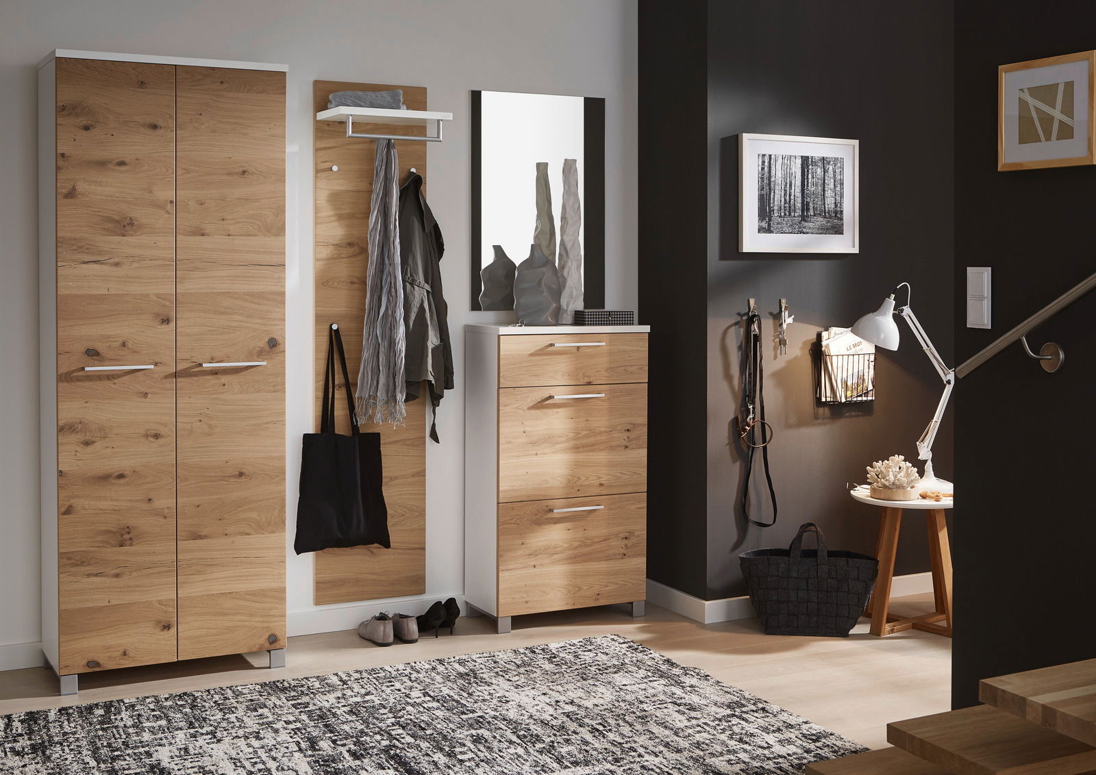 Moderne Garderobeneinrichtung in Holzoptik mit Spiegel, Schuhschrank und Garderobenpaneel, seitliche Perspektive.