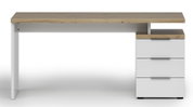 Modern bureau met houten blad en wit frame, inclusief drie lades aan de rechterkant, gezien van voren.