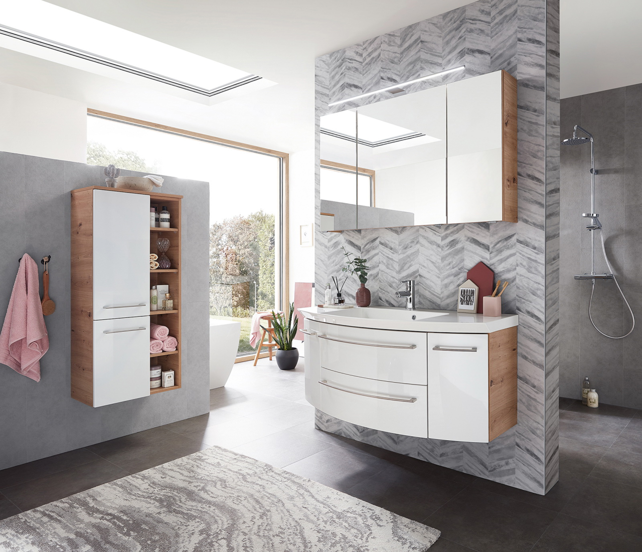 Moderner Midischrank in Holzoptik mit weißen Türen, seitliche Perspektive im stilvollen Badezimmer.