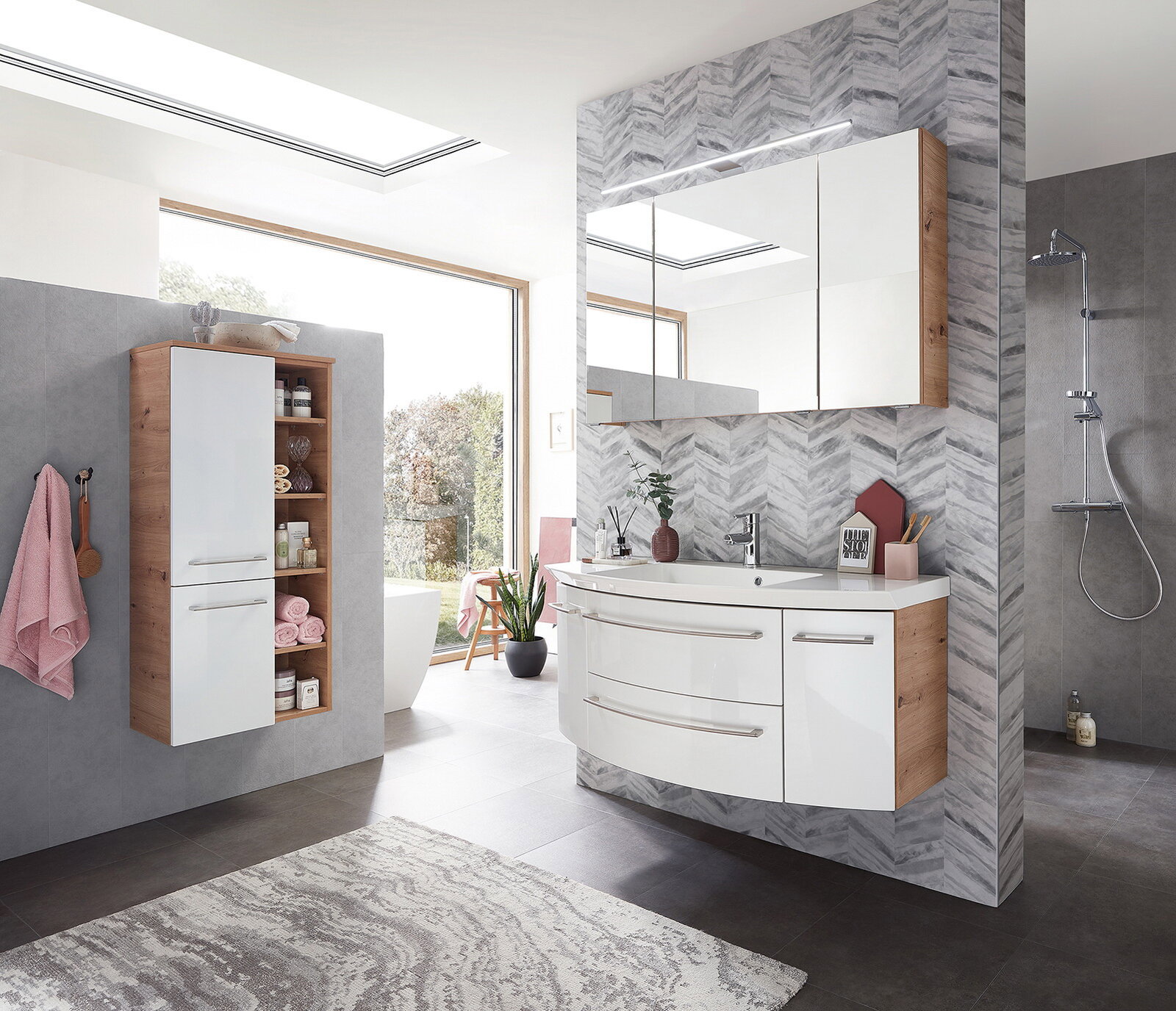 Moderner Midischrank in Holzoptik mit weißen Türen, seitliche Perspektive im stilvollen Badezimmer.