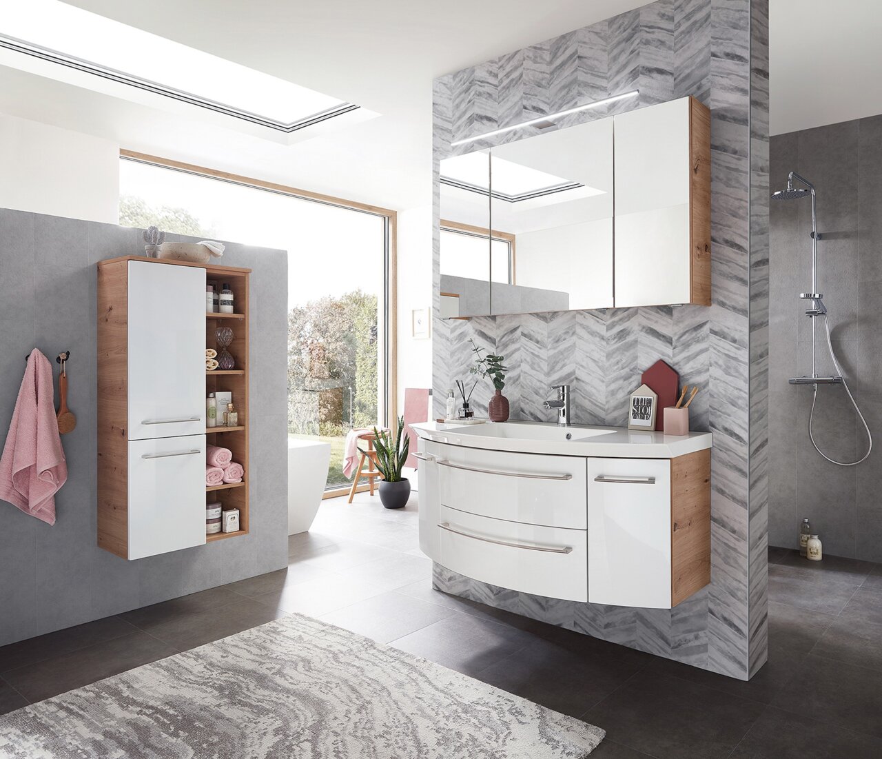 Moderner Midischrank in Holzoptik mit weißen Türen, seitliche Perspektive im stilvollen Badezimmer.