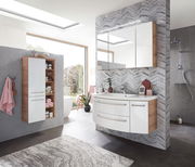 Moderner Midischrank in Holzoptik mit weißen Türen, seitliche Perspektive im stilvollen Badezimmer.