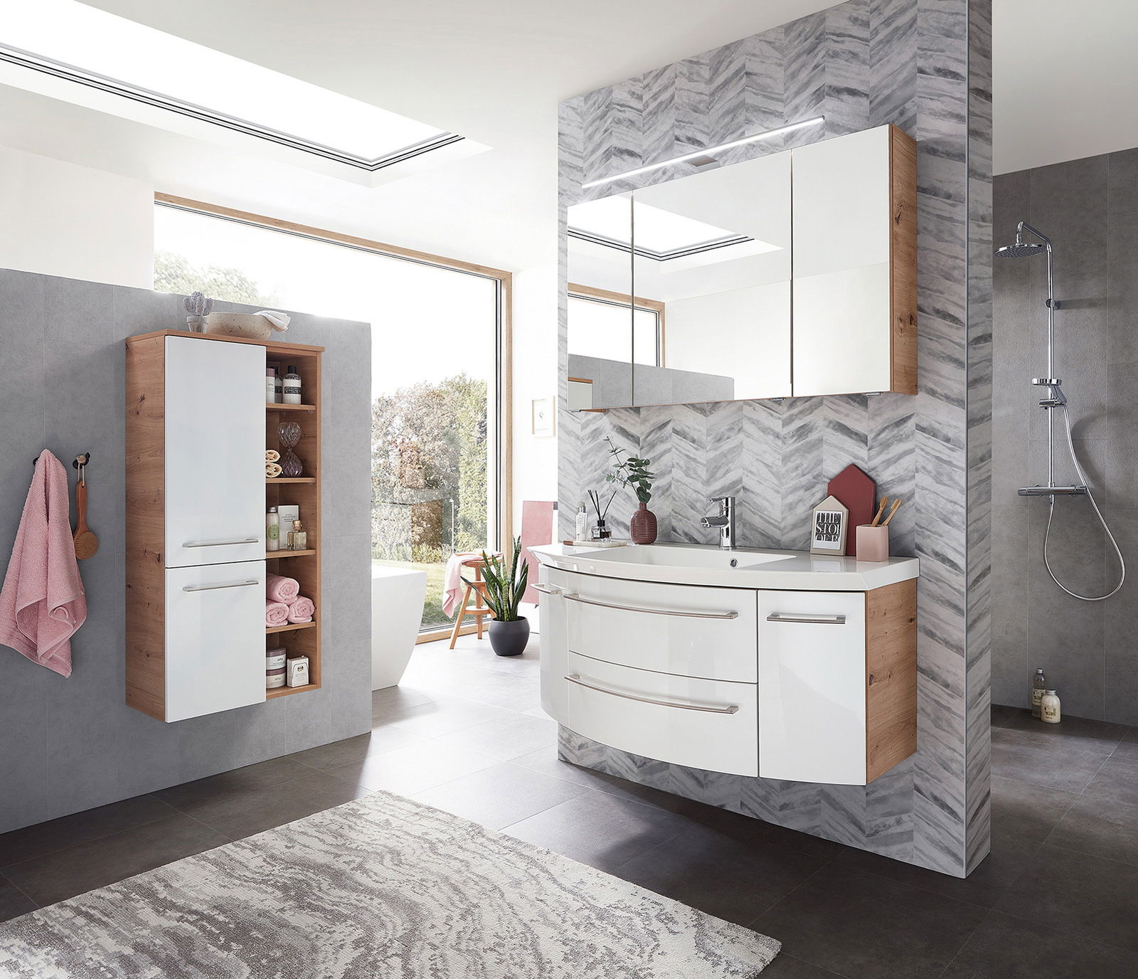 Moderner Midischrank in Holzoptik mit weißen Türen, seitliche Perspektive im stilvollen Badezimmer.