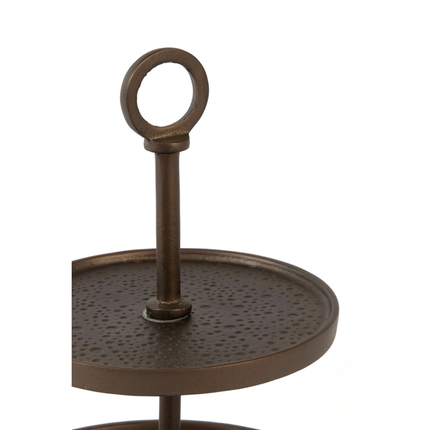 Detailansicht einer dunkelbraunen Metall-Etagere mit strukturierter Ablage und dekorativem Ringgriff, schräg von vorn und leicht von oben fotografiert