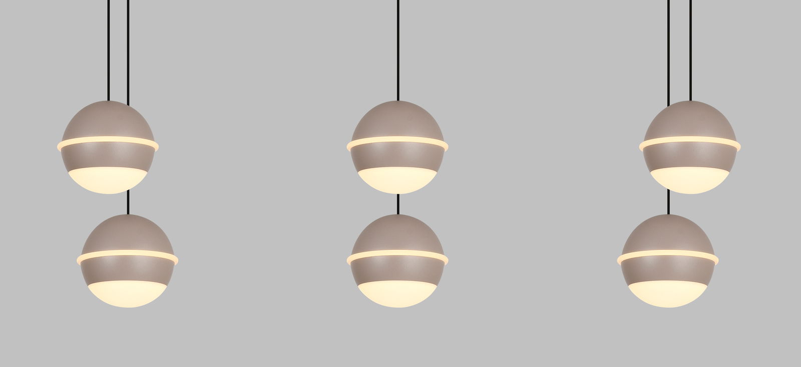 Drei moderne LED-Pendelleuchten in Kugelform, von der Seite betrachtet, mit einem eleganten, minimalistischen Design in Grau und Weiß.