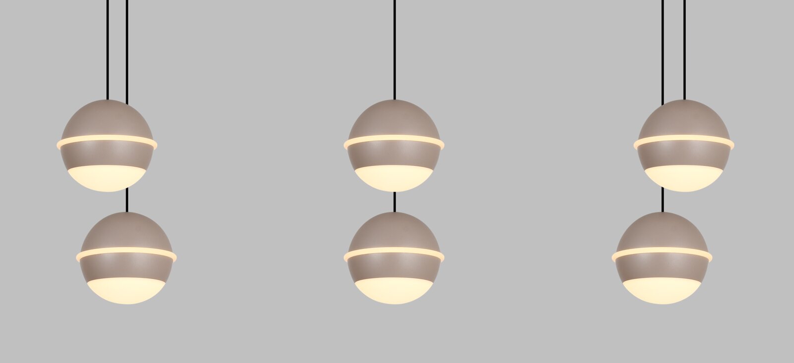 Drie moderne LED-hanglampen in bolvorm, gezien vanaf de zijkant, met een elegant, minimalistisch ontwerp in grijs en wit.