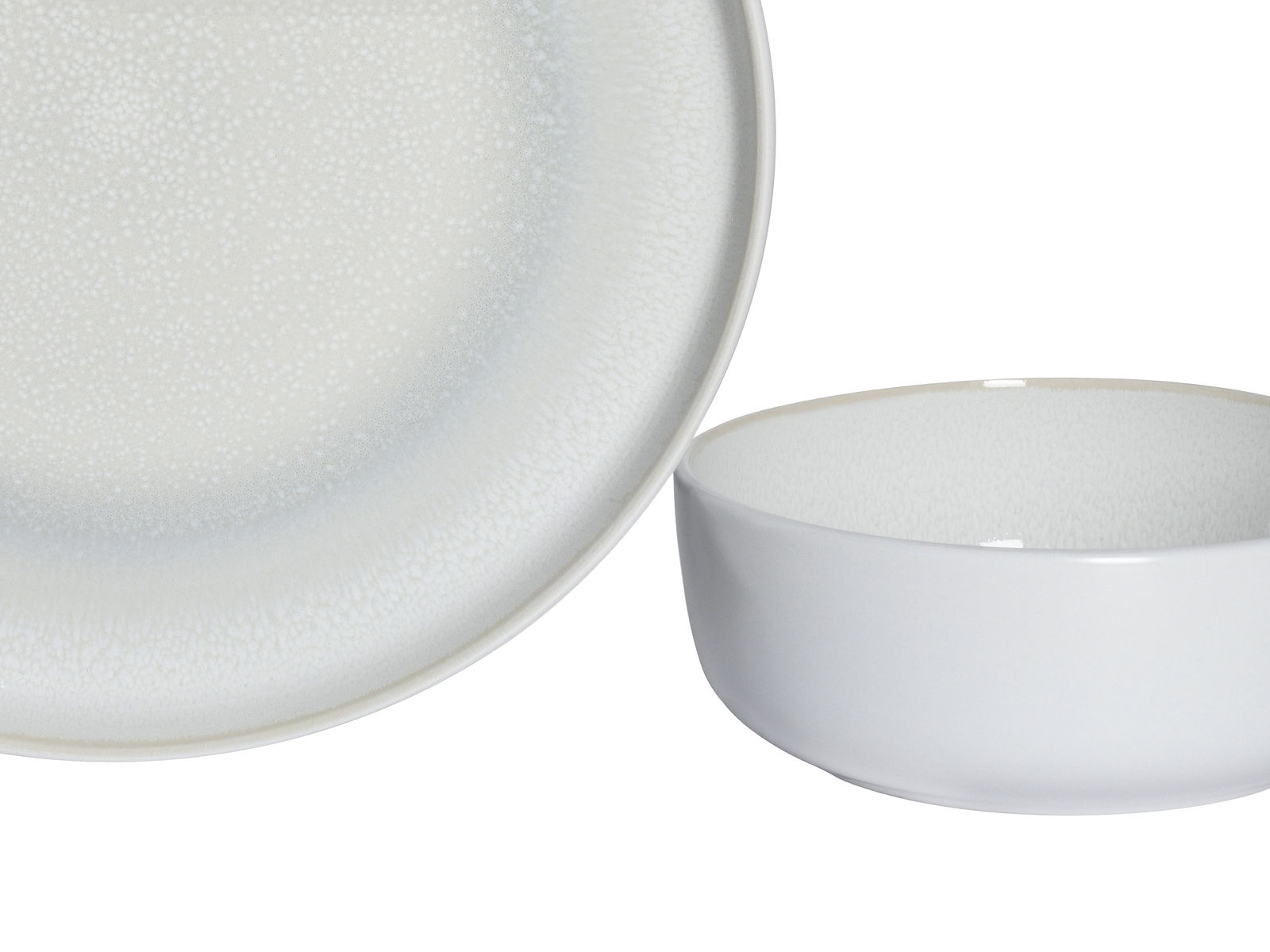 Nahaufnahme eines weißen Tellers und einer Schüssel aus dem 16-teiligen Kombiservice 'Ice', mit feiner Struktur auf der Oberfläche.