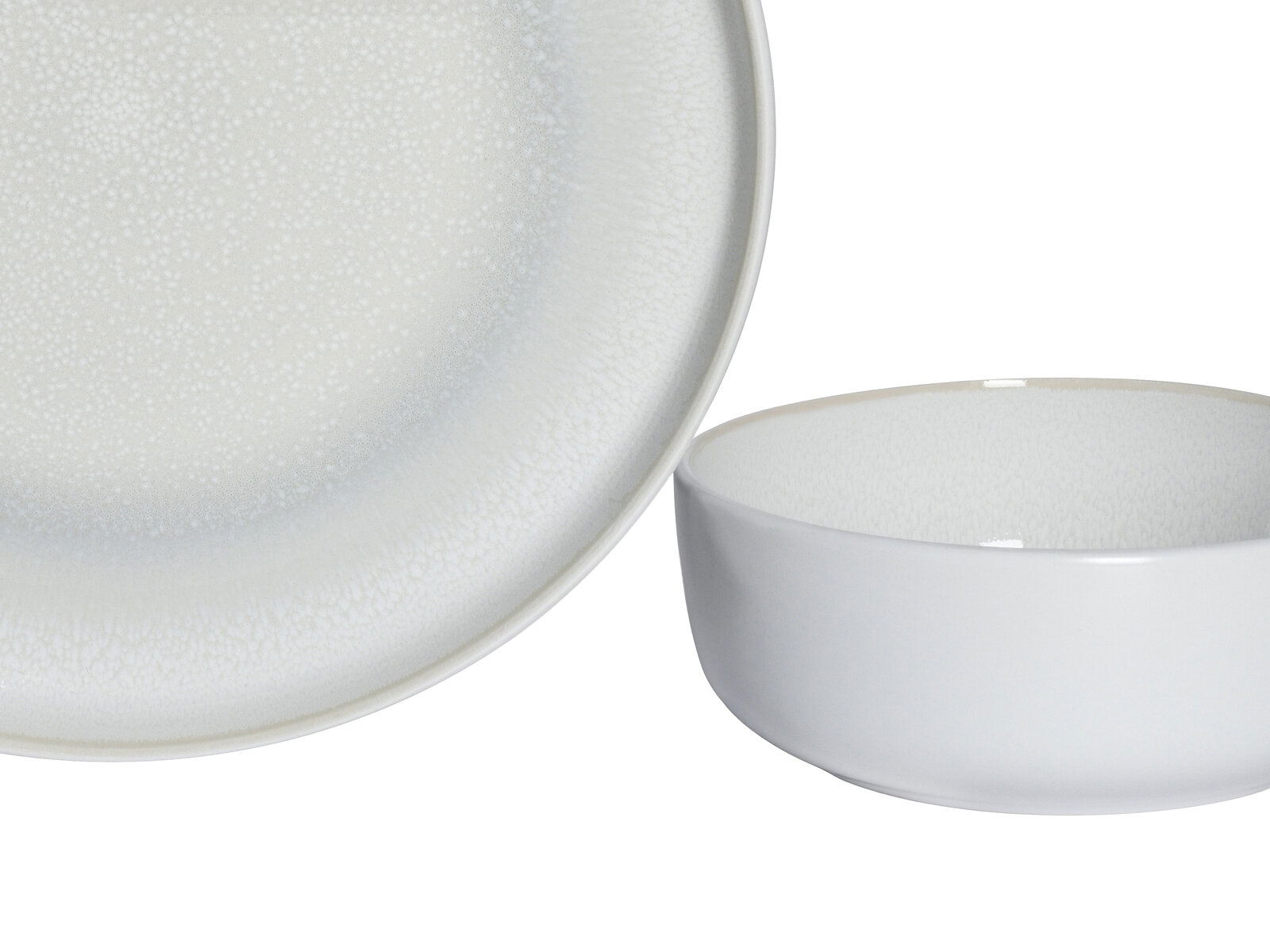 Nahaufnahme eines weißen Tellers und einer Schüssel aus dem 16-teiligen Kombiservice 'Ice', mit feiner Struktur auf der Oberfläche.