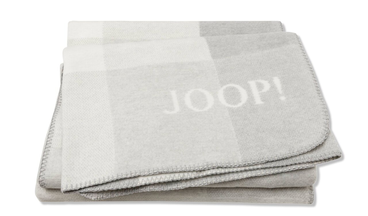 JOOP! Wohndecke J! 150x200cm Mesh Graue Decke mit dem Schriftzug 'JOOP!' in gefalteter Perspektive