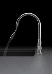 Moderner Einhebelmischer aus Edelstahl mit gebogenem Auslauf, seitlicher Perspektive, Wasser fließt in ein Waschbecken.