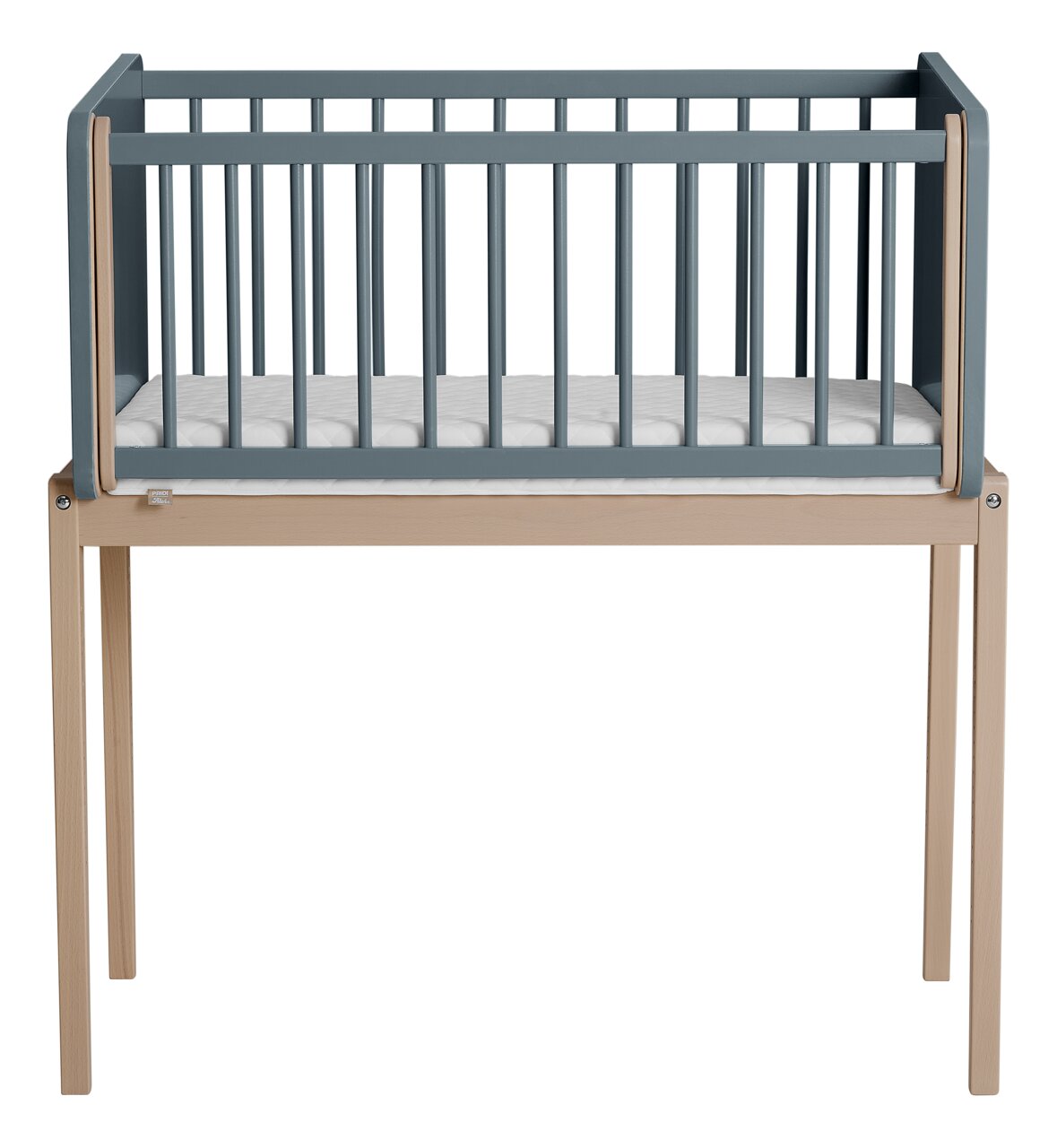 Houten opstapbed met grijze spijlen, gezien vanaf de voorkant.