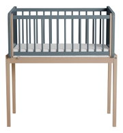 Houten opstapbed met grijze spijlen, gezien vanaf de voorkant.