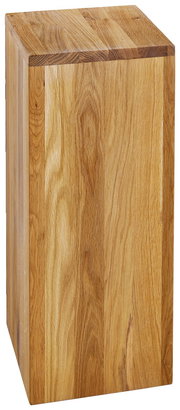 Massiver Holzblock-Sockel in natürlicher Eichenoptik mit sichtbarer Maserung, freigestellt auf weißem Hintergrund, Perspektive: leicht von oben und schräg von vorn