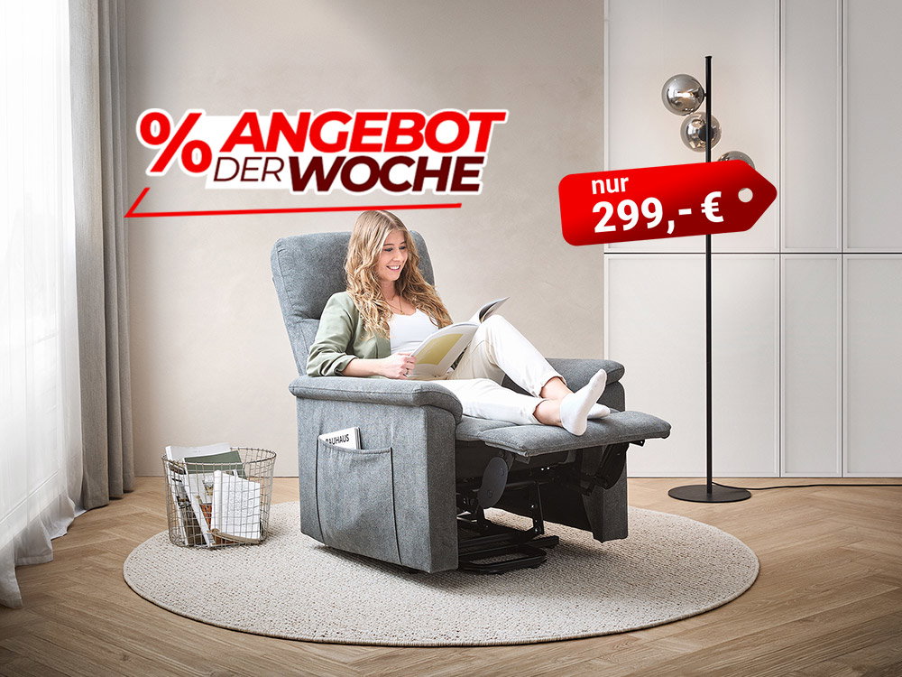 Frau liest entspannt in grauem Relaxsessel mit Fußstütze, Angebot der Woche 299 € im modernen Wohnzimmer