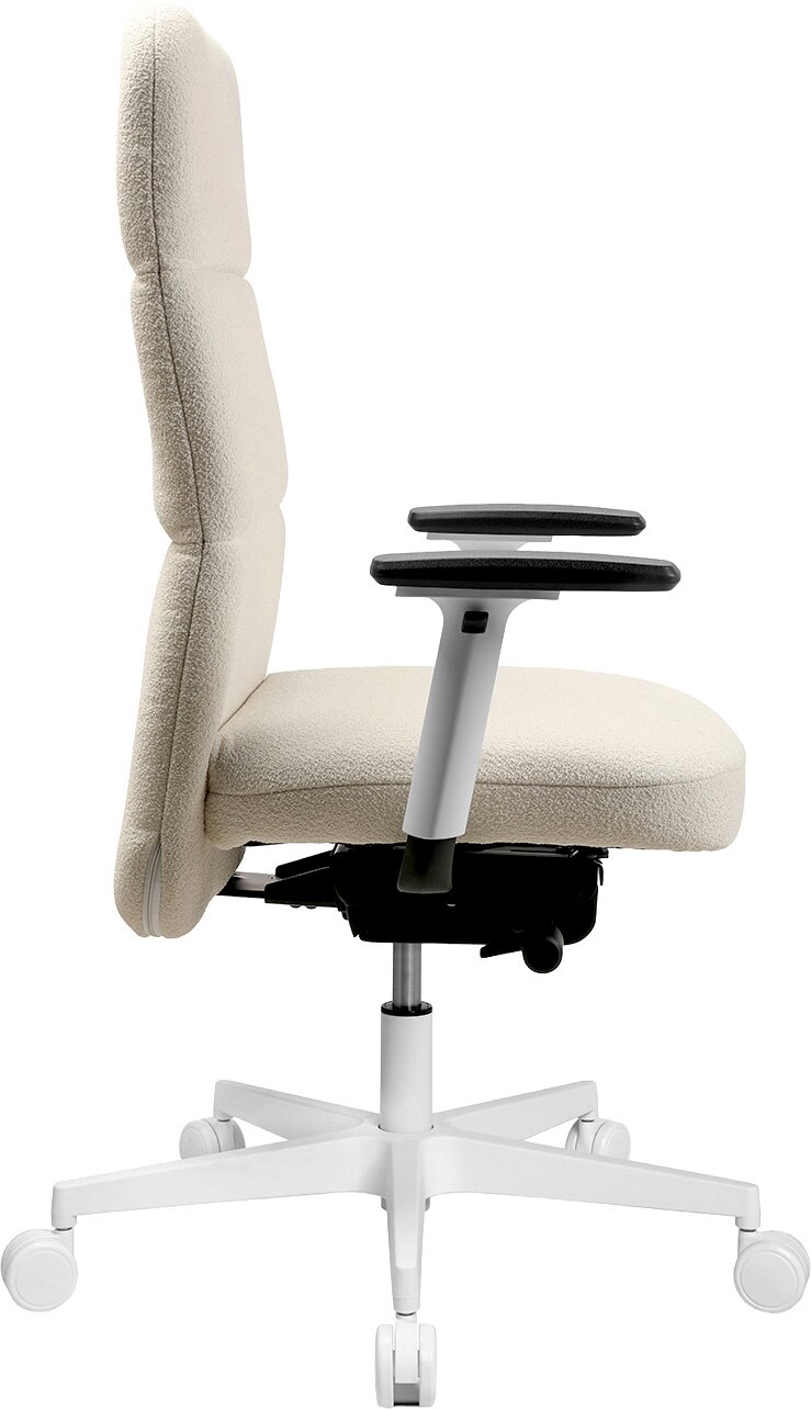 Ergonomischer Bürostuhl mit hoher, gepolsterter Rückenlehne in cremefarbenem Stoff, schwarzen Armlehnen und weißem Fußkreuz auf Rollen, Seitenansicht von links