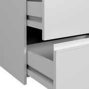 Nahaufnahme eines Schwebetürenschranks mit geöffneten Schubladen, seitliche Perspektive