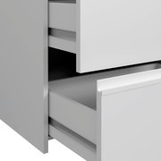 Nahaufnahme eines Schwebetürenschranks mit geöffneten Schubladen, seitliche Perspektive