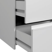 Nahaufnahme eines Schwebetürenschranks mit geöffneten Schubladen, seitliche Perspektive