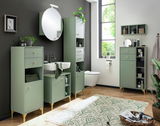 Modernes Badezimmer mit grünen Regalen und Schränken, Waschbecken und Spiegel, seitliche Perspektive.