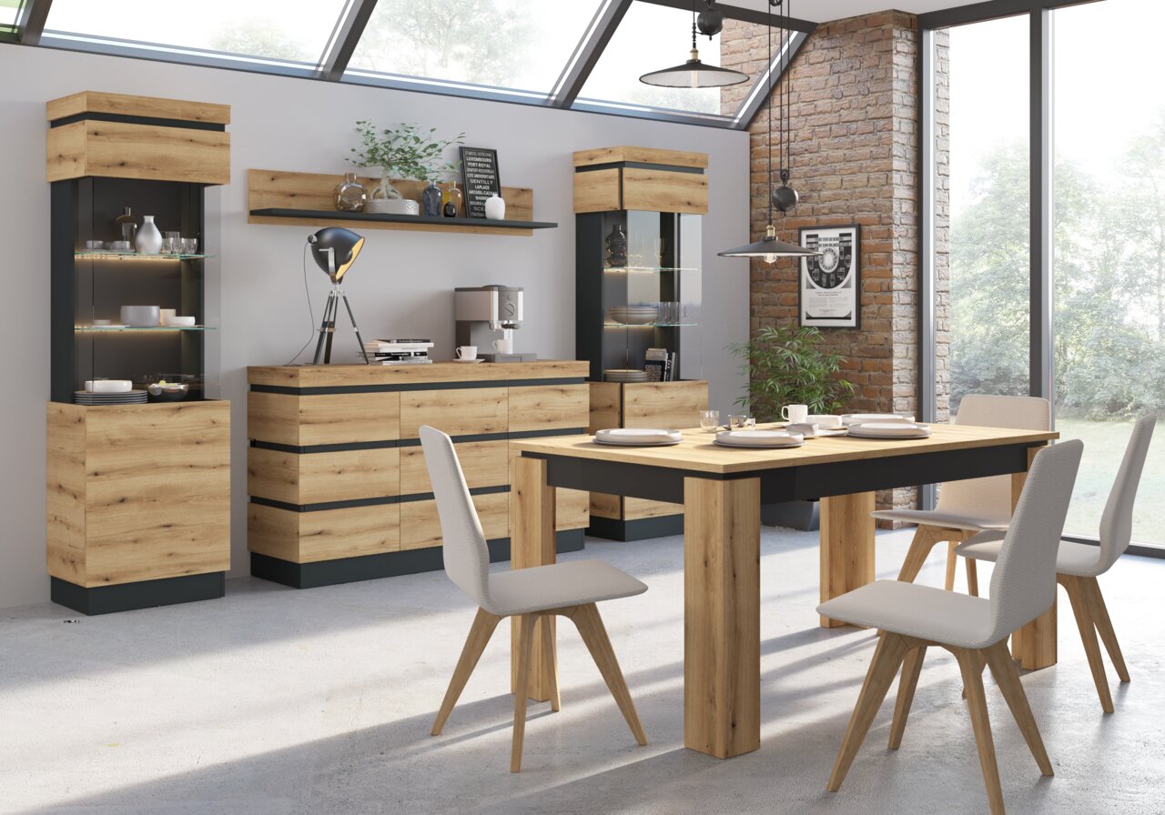 Moderne Esszimmermöbel aus Holz mit Esstisch, Sideboard und Vitrinen in einem hellen Raum mit großen Fenstern, seitliche Perspektive.