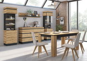 Moderne Esszimmermöbel aus Holz mit Esstisch, Sideboard und Vitrinen in einem hellen Raum mit großen Fenstern, seitliche Perspektive.