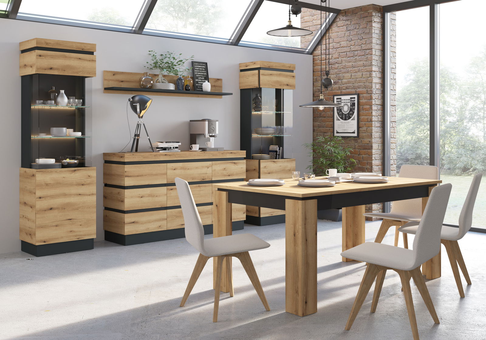 Moderne Esszimmermöbel aus Holz mit Esstisch, Sideboard und Vitrinen in einem hellen Raum mit großen Fenstern, seitliche Perspektive.