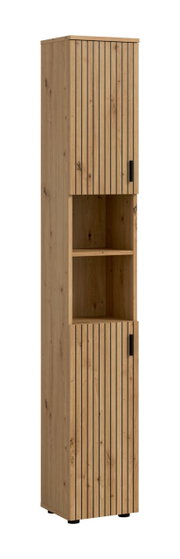 Hoher, schmaler Holz-Hochschrank mit vertikaler Lamellenfront, zwei Türen und offenem Mittelregal, schwarze Griffe, freigestellt auf Weiß; Perspektive: frontale Ansicht leicht von links