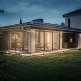 Erdspieß Spot-Starter-Set beleuchtet den Garten eines modernen Hauses bei Dämmerung, seitliche Perspektive